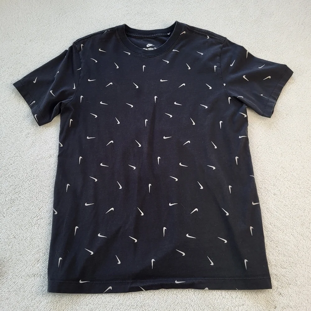 Men's Nike Logo Full Print Round Neck Pullover Short Sleeve Black T-Shirt Size M